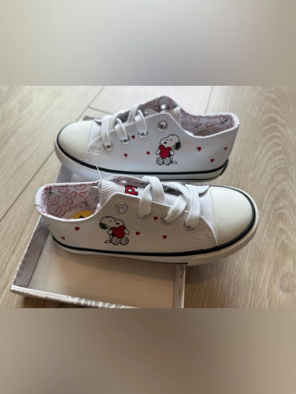 New Peanuts Snoopy Hearts White Canvas Lace-Up Shoes - New In Box - Size 11 Kids